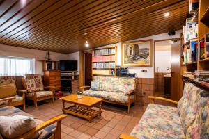 un salon avec un canapé et une table dans l'établissement Espacio de paz, ideal para familias Villa Amalia, à Llacuna