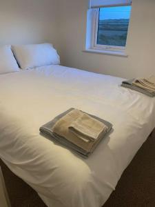 Postel nebo postele na pokoji v ubytování Kilkee Moore bay