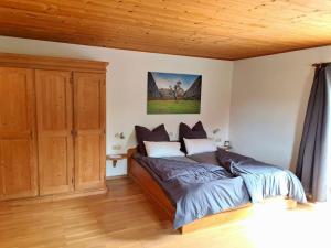 a bed in a room with a wooden ceiling at Ruhige Ferienwohnung in Bad Tölz in Bad Tölz