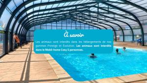 obraz basenu z napisem, który czyta używa opieki ludzkich terapeutów słonecznych w obiekcie Camping la Corniche w mieście Plozévet +35 zdjęć