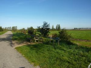 um parque com duas mesas de piquenique ao lado de uma estrada em Studio Even dur Uut em Noordgouwe