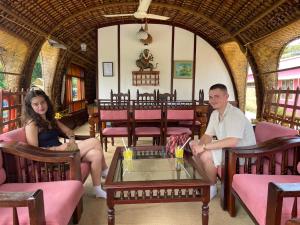 Thara's Houseboat餐厅或其他用餐的地方