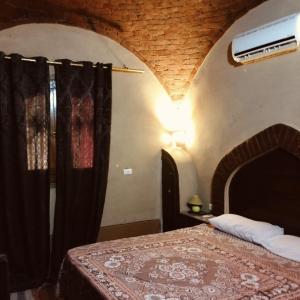 a bedroom with a bed in a room at Harmony Villas Sleeps 4 with Garden in Al Qurnah