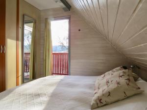 Ένα ή περισσότερα κρεβάτια σε δωμάτιο στο Natur pur mit Sauna und Kamin