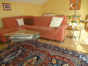 TOP Ferienwohnung Limburg "Am Bildstock" في Offheim: غرفة معيشة بها أريكة وطاولة