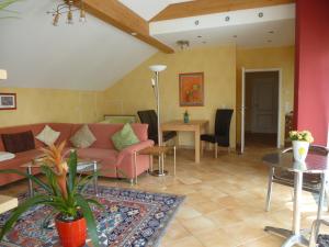 TOP Ferienwohnung Limburg "Am Bildstock" في Offheim: غرفة معيشة بها أريكة وطاولة