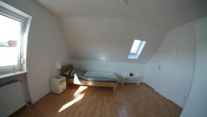 une chambre avec un lit dans une pièce avec une fenêtre dans l'établissement Ferienwohnung Horvath Kelkheim Taunus, à Kelkheim 2 autres photos