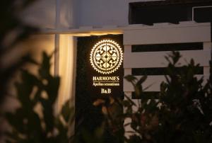 巴里Harmonies BnB的晚上的汉密尔森标志