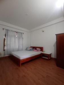 a bedroom with a bed and a table in it at Holiday Homestay, Mungpoo in Darjeeling +12 photos