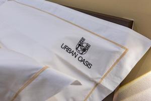 Postel nebo postele na pokoji v ubytování Urban Oasis