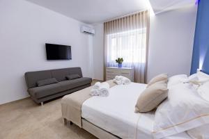 Postel nebo postele na pokoji v ubytování Urban Oasis