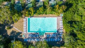 Bazén v ubytování Happy Camp mobile homes in Camping Village Baia Paradiso nebo v jeho okolí + 19 fotografií