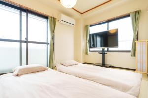 Uma cama ou camas num quarto em 静心宿Tranquil Retreat 4F晴空塔直达东京河景民宿