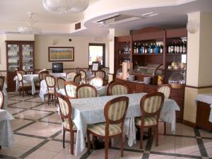 um restaurante com mesas e cadeiras e um balcão em Hotel Stella 2000 em Olbia