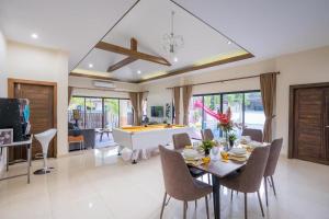 jadalnia ze stołem do ping ponga i krzesłami w obiekcie My Sugar Pool Villa Na Jomtien w mieście Jomtien Beach