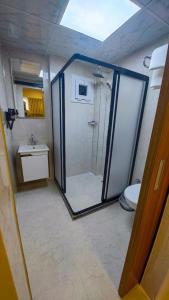 a bathroom with a shower and a toilet at Vizyon Life Pansiyon in Elazığ +5 photos
