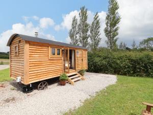a wooden tiny house sitting in a yard at Cariad Mawr in Rhyl