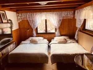 Postel nebo postele na pokoji v ubytování Útulná chaloupka na Valašsku