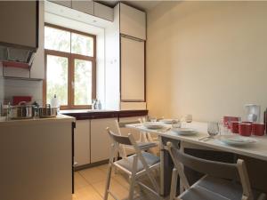 een keuken met een tafel en stoelen in een kamer bij Midcentury modern, quiet, 40m studio with bath in Rīga