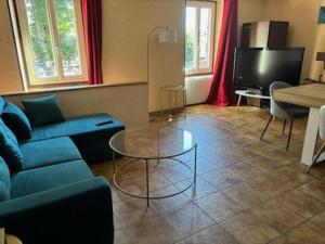 TV a/nebo společenská místnost v ubytování Logis Hotel restaurant de la Poste + 17 fotografií