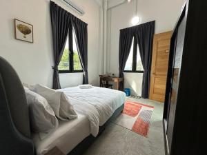 Postel nebo postele na pokoji v ubytování Ferringhi Inn 51