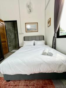Postel nebo postele na pokoji v ubytování Ferringhi Inn 51