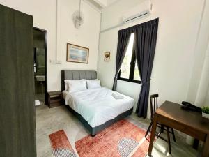 Postel nebo postele na pokoji v ubytování Ferringhi Inn 51