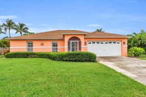 une grande maison orange avec un garage blanc dans l'établissement 4 Miles to Beach and Walk to Shops, à Naples