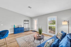un salon avec un canapé bleu et une table dans l'établissement 4 Miles to Beach and Walk to Shops, à Naples 29 autres photos