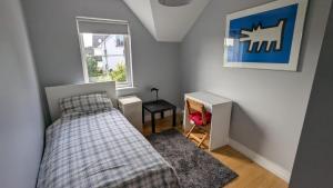 Ένα ή περισσότερα κρεβάτια σε δωμάτιο στο Large Newly updated 3BD Duplex 20Min to Airport