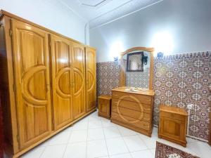 bagno con armadi in legno e specchio di Dar Chefchaouen - Jebha Room a Tangeri