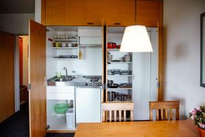 eine Küche mit Spüle und Kühlschrank in der Unterkunft FeWo 238 in Winterberg + 20 Fotos