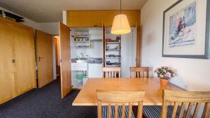 ein Esszimmer mit einem Holztisch und Stühlen in der Unterkunft FeWo 238 in Winterberg