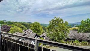 ein Blick vom Dach eines Hauses in der Unterkunft FeWo 238 in Winterberg