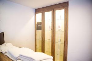 ein Zimmer mit Glastür und zwei Betten in der Unterkunft FeWo 238 in Winterberg