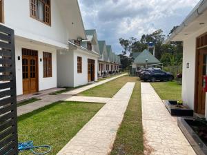 a walkway between two buildings with a car parked at Hahn des Felsens in Oxapampa
