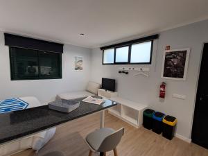 Piccola camera con scrivania e divano. di Classic Car House a Santa Cruz