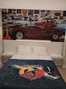 una camera da letto con un letto con delle macchinine sul muro di Classic Car House a Santa Cruz