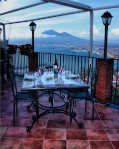 un tavolo sul balcone con vista sulla città di Agriturismo Quisisana a Castellammare di Stabia