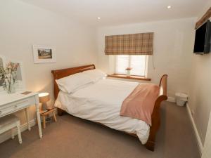 une chambre avec un lit, un bureau et une fenêtre dans l'établissement The Landings, à Kirkby Lonsdale