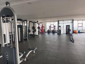 un gimnasio con varias cintas de correr y máquinas de ejercicio en L Residence-Near Russian market and Chip mong 271, en Phnom Penh