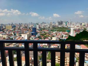 una vista de una ciudad desde un balcón en L Residence-Near Russian market and Chip mong 271, en Phnom Penh