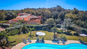 Bazén v ubytování Residence Les Jardins de Sainte-Lucie "Piscine chauffée" nebo v jeho okolí