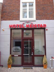 een hotelk reset-bord voor een gebouw bij Hotel Keistad in Amersfoort