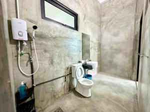 Koupelna v ubytování Ferringhi Inn 51