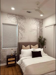Ένα ή περισσότερα κρεβάτια σε δωμάτιο στο Luxury Condo in Prime Location (Pet-Friendly)
