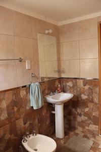 サン・ラファエルにあるCasa El Robleの洗面台と鏡のあるバスルーム +39枚の写真