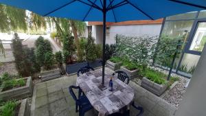 Vonkajšia záhrada v ubytovaní Apartament Osiedle Garnizon