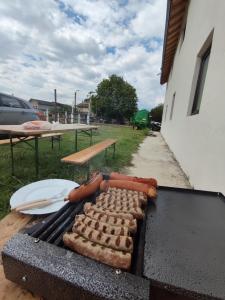 YoglavКонна база Югла的烤架上一排带盘子的热狗