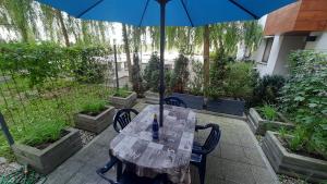 Vonkajšia záhrada v ubytovaní Apartament Osiedle Garnizon